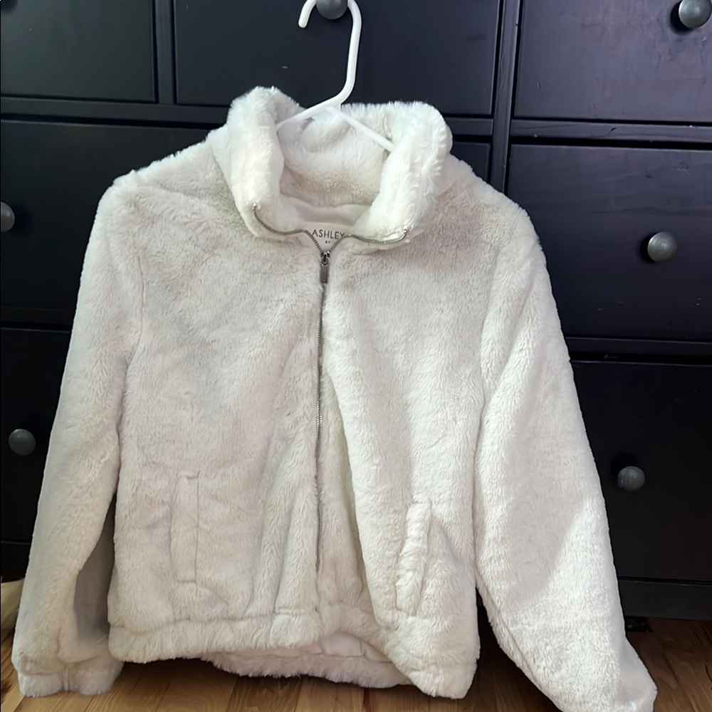 Ashley By 26 International White Puffer/fluffy Jacket